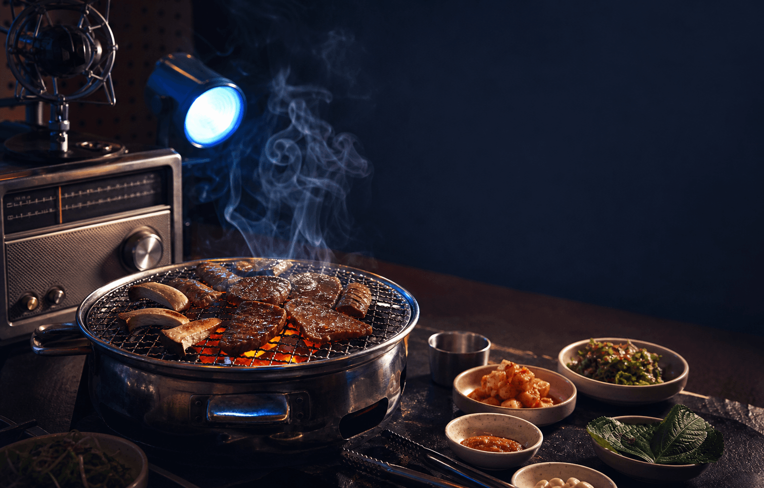 짙은 밤 조명 아래 숯불 그릴 요리와 레코드 플레이어가 놓인 테이블